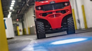 Linde BlueSpotiga vastukaalutõstuk projitseerib laopõrandale sinise hoiatuspunkti