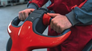 Linde Material Handlingu virnastaja manööverdamas