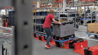 Operaator laadib veorongi haagise poolsuurusega käruga