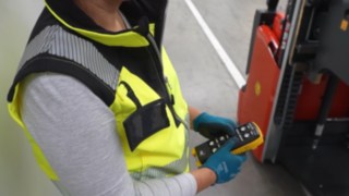 Töötaja juhib Linde Material Handlingu plahvatuskindlat kõrglaotõstuki L03 EX kaugjuhtimispuldiga.