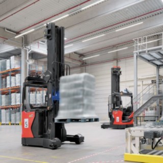 Mitmed Linde MH R-MATIC-tõstukid veavad kaupa laos ringi.