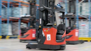 Kasutusel on kolm Linde MH R-MATIC seeria automatiseeritud lükandmastiga virnastajat.