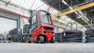 Linde Material Handlingu akutõstuk E30 traaditulli transportimas