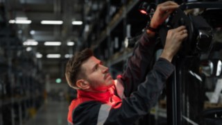 Linde Material Handlingu valgustus- ja hoiatussüsteemid võimaldavad ohutut ja täpset käsitsemist. Linde hooldustehnik paigaldab valgustuslahendust