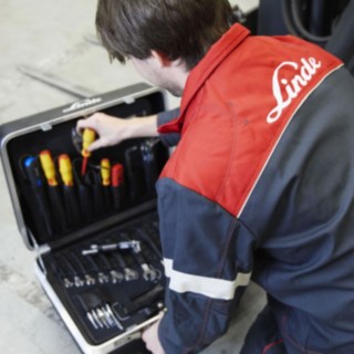 Linde Material Handlingu hooldustehnik kohvri kallal Linde Material Handlingu hooldustehnik kohvri kallal