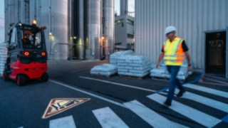 Linde Material Handlingu Linde TruckSpot annab lähenevast tõstukist märku valgussignaaliga.