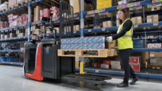 Linde Material Handlingu N20-seeria komplekteerimistõstuki N16 Li automaattõste Linde Material Handlingu N20-seeria komplekteerimistõstuki N16 Li automaattõste langetab proportsionaalselt koorma suureneva kõrgusega automaatselt kahvleid.