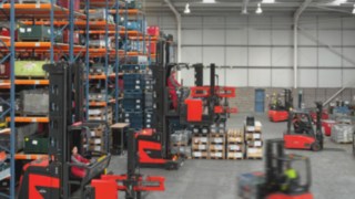 Linde Material Handlingu kitsaste vahekäikude tõstuki kasutamine Linde Material Handlingu kitsaste vahekäikude tõstuki kasutamine