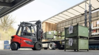 Linde X35 elektritõstuk veoautolt mahalaadimas