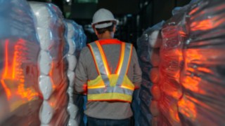 Linde Material Handlingu interaktiivne ohutusvest hämarates vahekäikudes helendamas