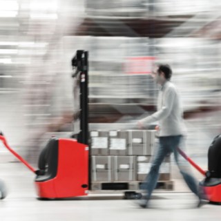 Pealelaaditud kaubaga Linde Material Handlingu virnastaja Pealelaaditud kaubaga Linde Material Handlingu virnastaja