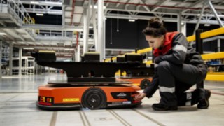 Linde MH teenindustehnik parandab C-MATIC-seadet