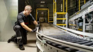 Linde MH teenindustehnik parandab rullkonveierit