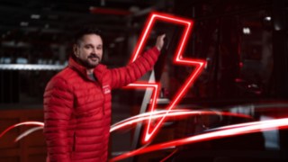 Linde Li-ION akudega kõrglaotõstuk laos töötamas