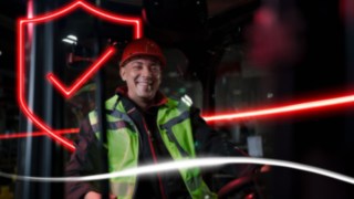 Tööriietuses ja kaitsekiivris inimene istub Linde tõstukis Tööriietuses ja kaitsekiivris inimene istub Linde tõstukis