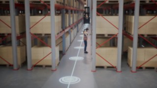 Animatsioon töötajast kaitsevestiga kitsa vahekäiguga laos ja isiku tuvastamise ohutustsoonidest