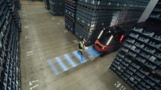 Linde Reverse Assist radari abisüsteem tuvastab jalakäija kahveltõstuki tagumises sõidualas. Linde Reverse Assist radari abisüsteem tuvastab jalakäija kahveltõstuki tagumises sõidualas.