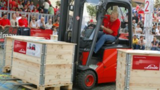 Tõstukijuhid läbivad 2005. aasta Stapler Cupi takistusraja Linde Material Handlingu kahveltõstukiga