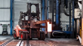 Linde Material Handlingu diiselmootoriga tõstuk töötamas