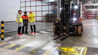 Konsultatsioon mitme inimesega tehasehallis. Konsultatsioon mitme inimesega tehasehallis.
