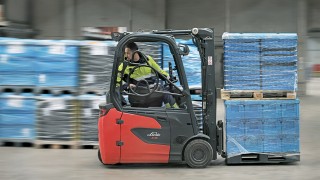 DB Schenkeri töötaja laadib veoautot Linde E16 elektritõstukiga
