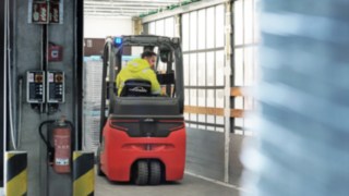 DB Schenkeri töötaja tagurdab E16 elektrtõstuki konteinerist välja.