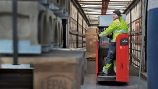 DB Schenkeri töötaja sõidab Linde D12 HP SP tõstukiga laadimisrambil tagurpidi. DB Schenkeri töötaja sõidab Linde D12 HP SP tõstukiga laadimisrambil tagurpidi.