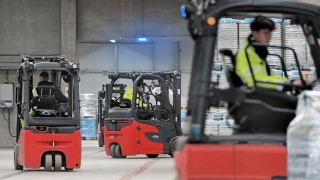 Kolm Linde tööstuslikku tõstukit DB Schenkeris töös Kolm Linde tööstuslikku tõstukit DB Schenkeris töös