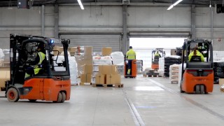 DB Schenkeri laos veavad kaupu mitmesugused Linde MH tõstukid. DB Schenkeri laos veavad kaupu mitmesugused Linde MH tõstukid.