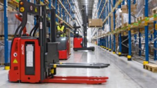 Linde MH automatiseeritud ja käsitsi juhitavad sõidukid liiguvad laos ringi.