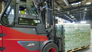 Linde Material Handlingu elektritõstuk E80 veab kaubaalust Heinekeni õllega.
