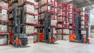 Kolm Linde MH kitsa vahekäigu komplekteerijat K2 Systems laos