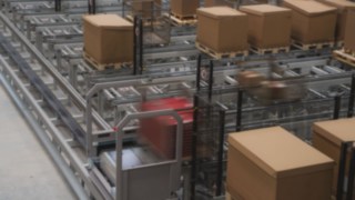 Vaade elektrilisele põrandakonveierile ja transpordikaupadele