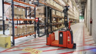 L-MATIC AC automatiseeritud kõrglaotõstuk Schneider Electricu logistikakeskuses
