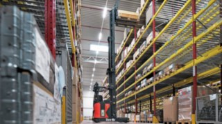 Linde R-MATIC paigutab kaubaaluse kõrgriiulile.