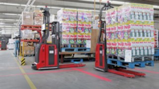 Linde Material Handlingu kaks L-MATICU kasutamine HOLTERI laos