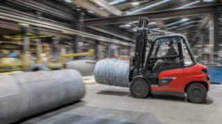 Linde X50 elektritõstuk, mis töötab traaditootja WDI Hamm juures