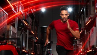 Sportlane jookseb laos, tagaplaanil on näha Linde MH lükandmastiga virnastaja Ri16.