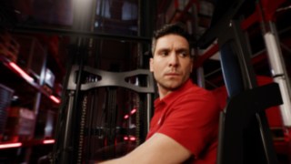 Lähivaade juhist ergonoomilises Linde MH lükandmastiga virnastajas Ri16.