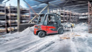 Linde MH elektriline kahveltõstuk X50 transpordib koormat