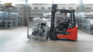 Grupp inimesi analüüsib logistikasaalis töökeskkonda.