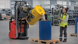 Töötaja juhib Linde Material Handlingu kaugjuhitavat ja plahvatuskindlat kõrglaotõstukit