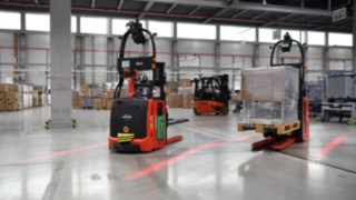 Linde automatiseeritud tõstuk L-MATIC laadib turvaliselt ja tõhusalt. Linde Material Handlingu automatiseeritud tõstuk L-MATIC