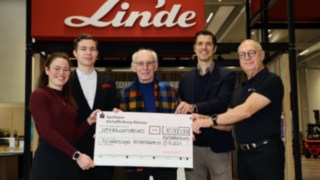 Staplercup hilft e. V. annetuste üleandmine Aschaffenburger Kinderträumele. Viis inimest seisavad koos ja hoiavad käes suurt tšekki, mille Linde on adresseerinud Aschaffenburger Kinderträumele summas 10 000 eurot.