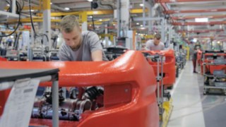 Meie segapaigaldusega platvormikontseptsioon võimaldab tõhusalt ressursse säästa. Linde tõstukite kallal töötab hulk tehase mehaanikuid.